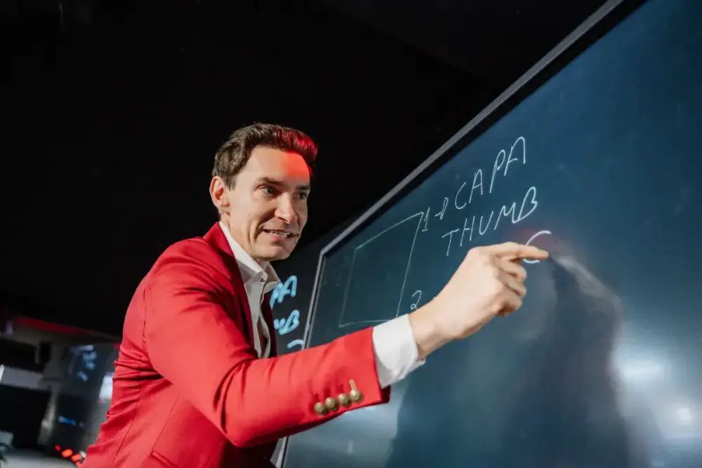 João Adolfo explicando capa e thumbnail em aula